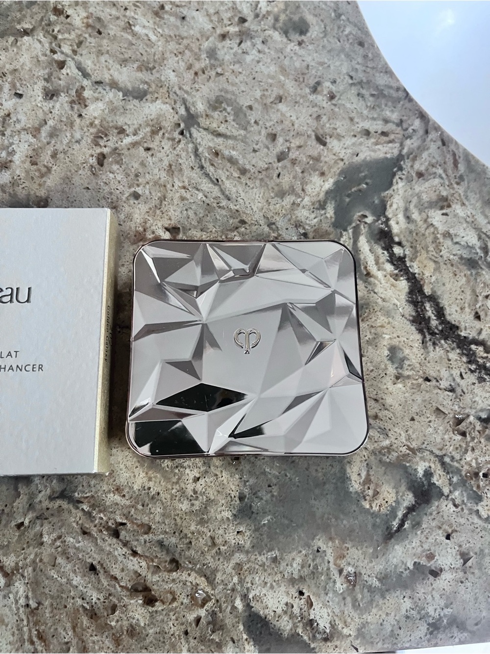 Cle du peau - Luminizing Face Enhancer - Golden Galaxy 02